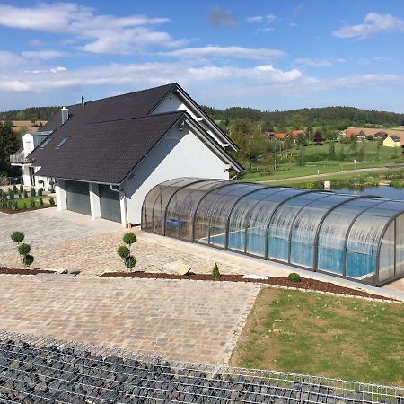 Landhaus Ferienwohnungen Mit Pool Und Wellness Neukirchen-Balbini Екстериор снимка
