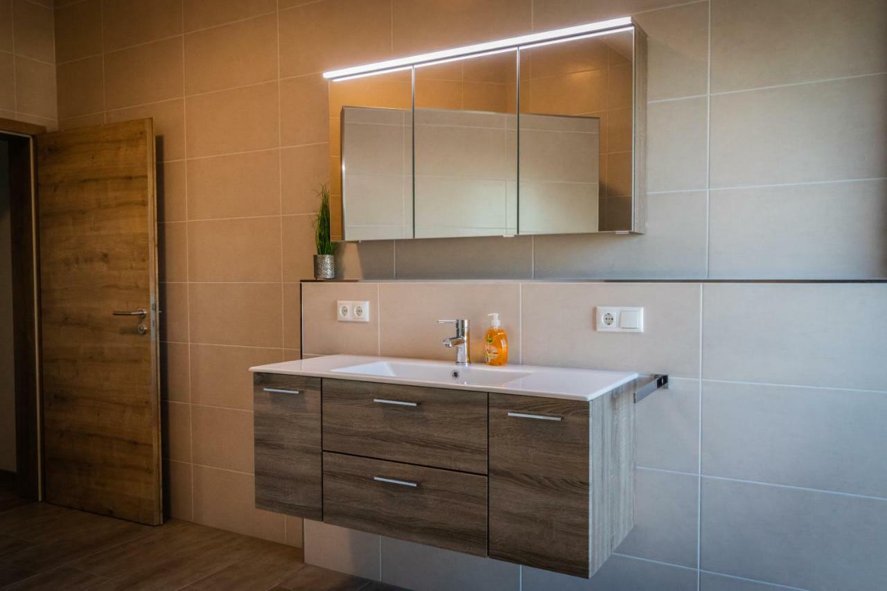 Landhaus Ferienwohnungen Mit Pool Und Wellness Neukirchen-Balbini Екстериор снимка