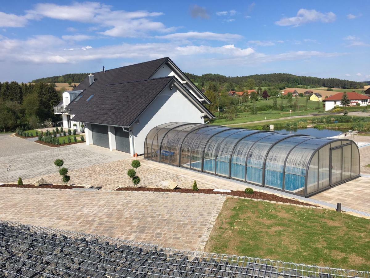 Landhaus Ferienwohnungen Mit Pool Und Wellness Neukirchen-Balbini Екстериор снимка