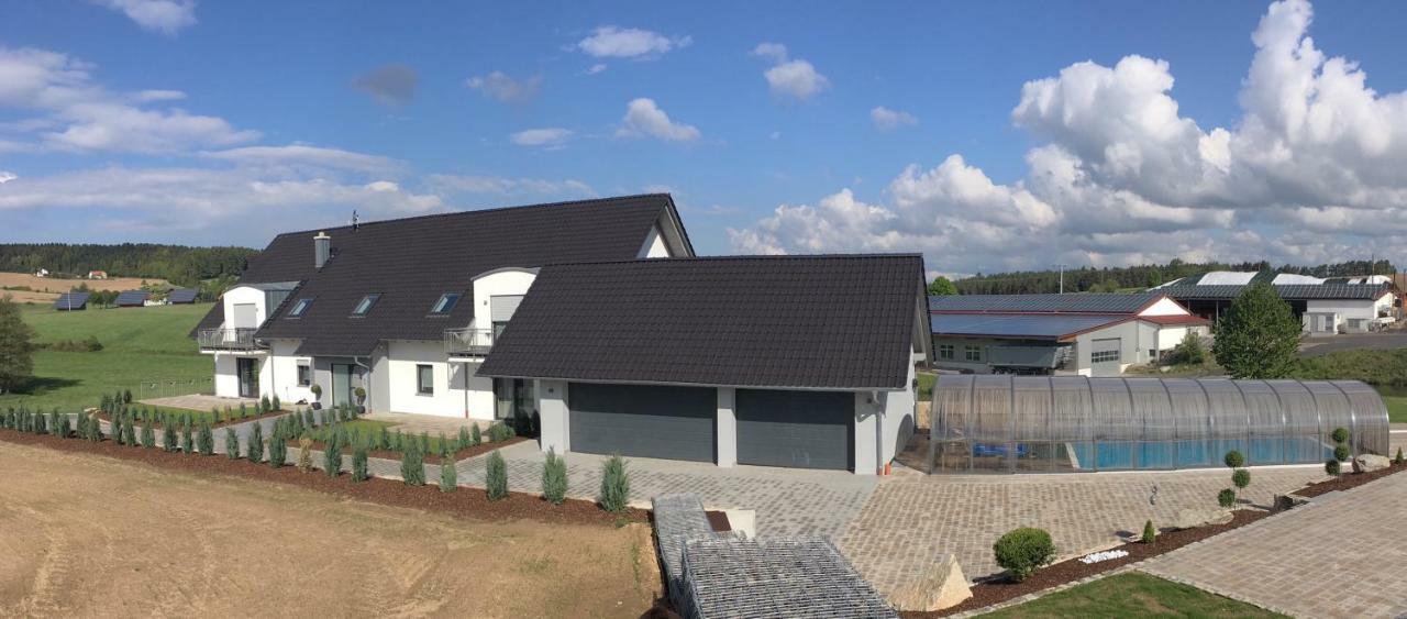 Landhaus Ferienwohnungen Mit Pool Und Wellness Neukirchen-Balbini Екстериор снимка