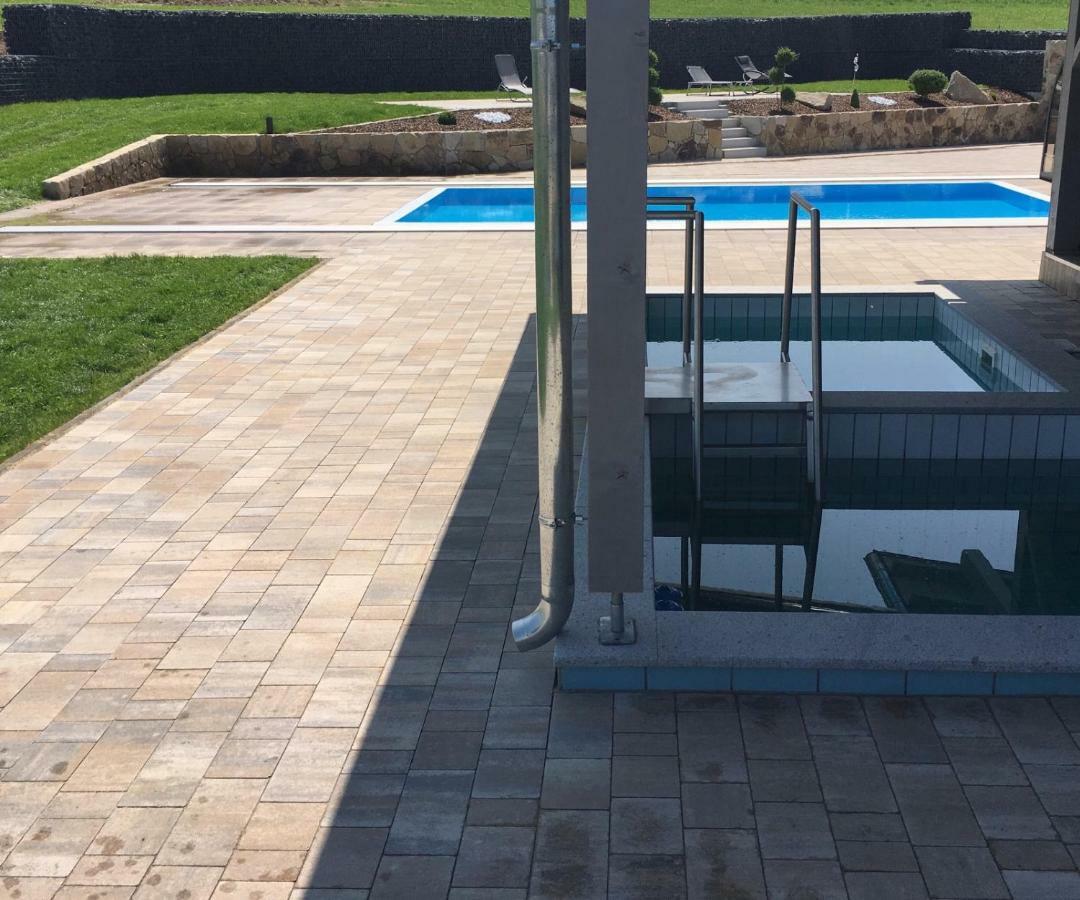 Landhaus Ferienwohnungen Mit Pool Und Wellness Neukirchen-Balbini Екстериор снимка
