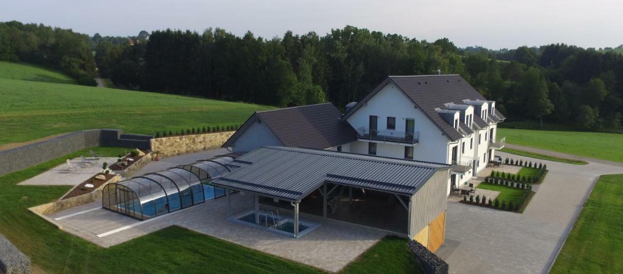 Landhaus Ferienwohnungen Mit Pool Und Wellness Neukirchen-Balbini Екстериор снимка